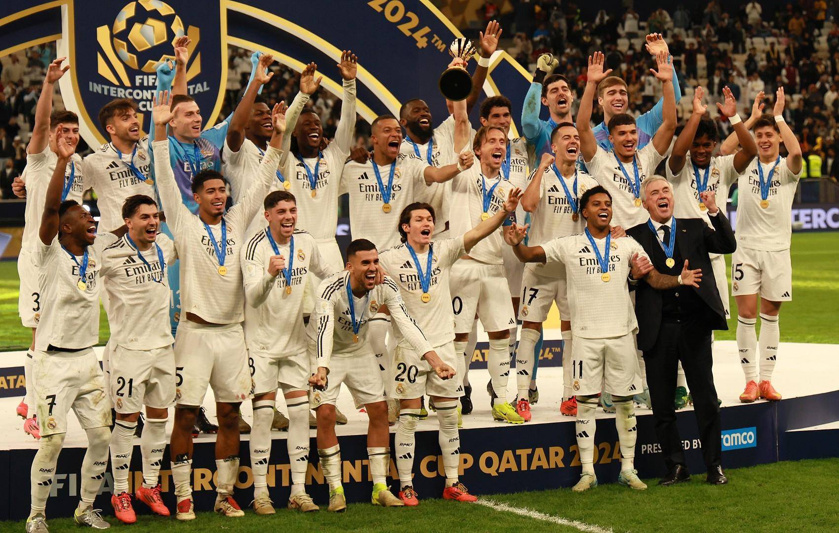 足球欧冠裁判组遭强烈质疑，争议球镜头热议不断