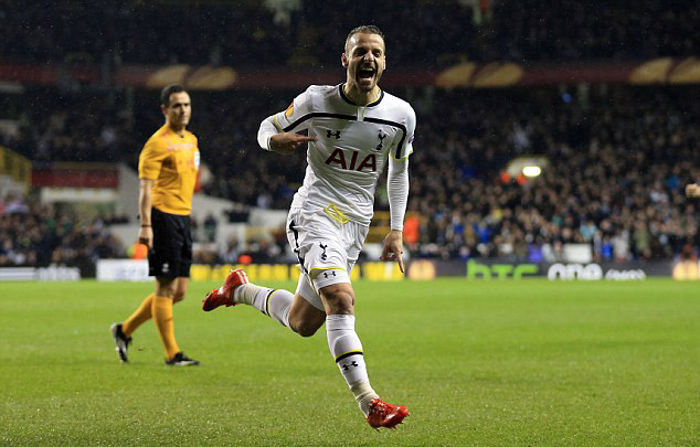 弗赖堡4-3沃尔夫斯堡，格里福点射、舍尔汉特破门（弗赖堡4-3险胜沃尔夫斯堡：格里福点球命中，舍尔汉特破门）