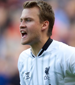 拉普拉塔大学生抗议阿足协新规，背身列队迎接联赛冠军罗萨里奥（不满阿足协新规，拉普拉塔大学生背对列队致意联赛冠军罗萨里奥）