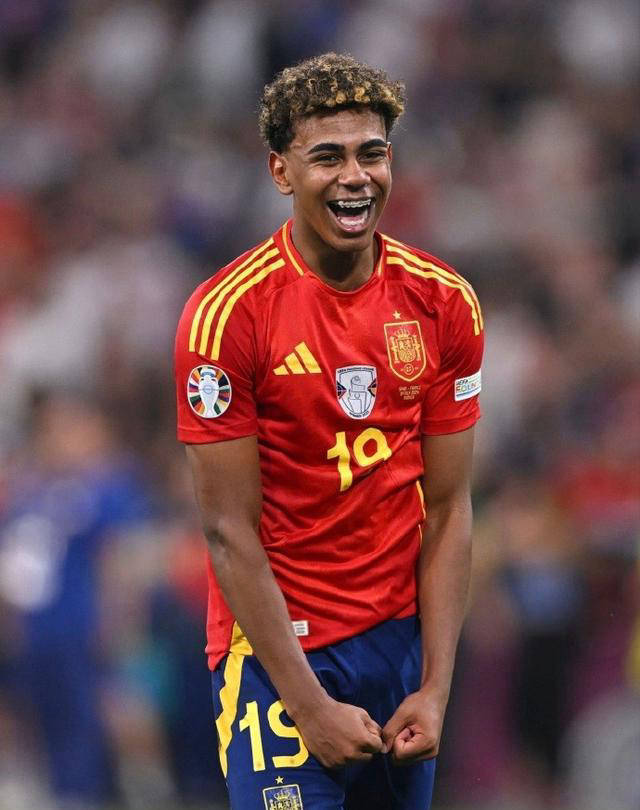 弗法纳：帕尔默来自不同的星球，他与姆巴佩、登贝莱很接近（弗法纳：帕尔默仿佛异星来客，实力已接近姆巴佩和登贝莱）