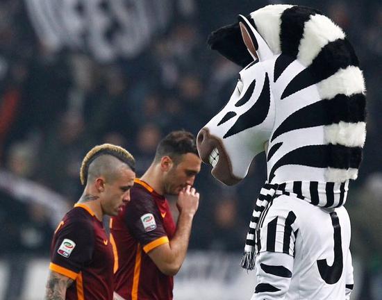 北京男篮在俱乐部杯首战惨败，内线劣势明显，外援表现疲软，青岛男篮以较大优势取胜。