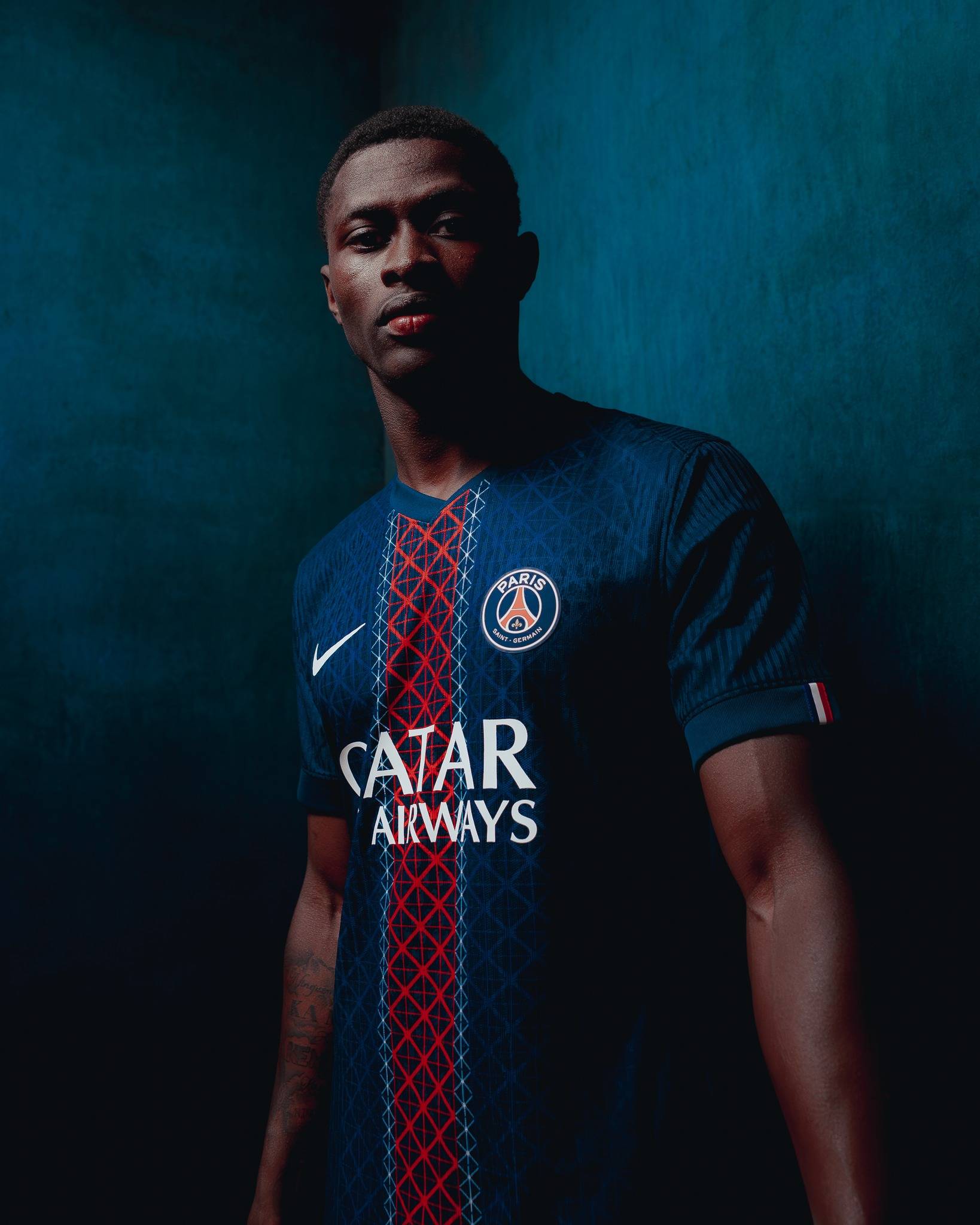 心情不错！知名说唱歌手Jay-Z现身湖人主场观看NBA杯