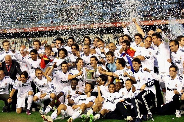 德国世界杯客场球衣实物图：深海军蓝设计+薄荷绿点缀（德国队世界杯客场战袍曝光：深海军蓝主色，薄荷绿点缀）