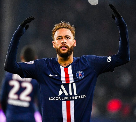 咪咕前方！@胡金秋21 手持冠军鼎登场，@浙江广厦篮球俱乐部 新赛季出征仪式