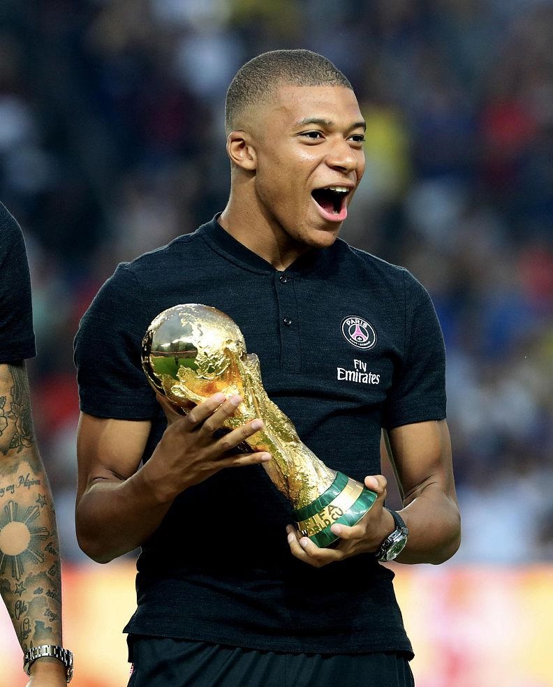 曼晚：芬兰富豪愿意5年5亿美金赞助曼联，助其成为全欧第一（曼晚：芬兰富豪拟五年投入5亿美元赞助曼联，助其冲击欧洲第一）