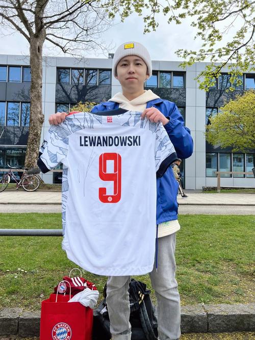 蓝军出手！天空体育：切尔西正努力签下前巴萨前锋罗克（天空体育：切尔西加紧推动签下前巴萨射手罗克，蓝军已正式出手）