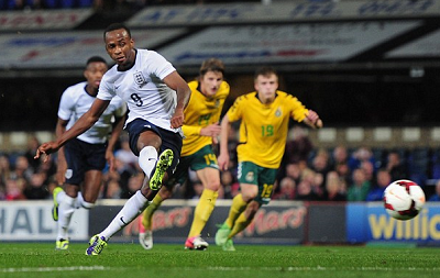 西甲战报：费尔南德斯点射制胜，十人西班牙人1-0十人巴列卡诺